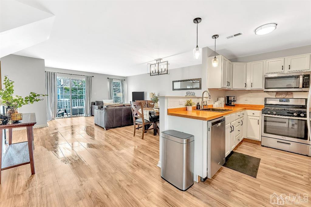 2510 Ridgeview Court Sayreville, NJ 08859 - Photo 7 of 28 a kitchen with stove a refrigerator and furniture