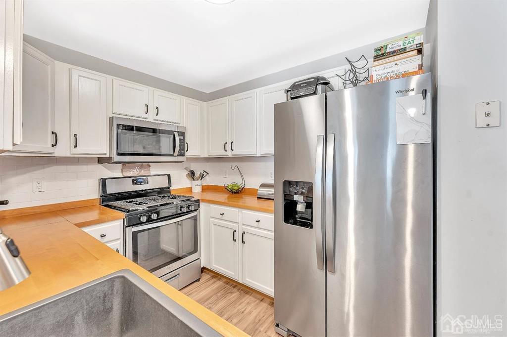 2510 Ridgeview Court Sayreville, NJ 08859 - Photo 9 of 28 a kitchen with stainless steel appliances a refrigerator stove and sink