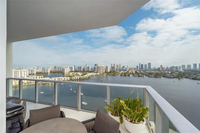 $4,550,000 | 17301 Biscayne Boulevard, Unit PH7, Aventura, FL 33160