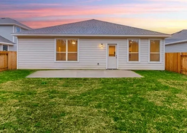 a view of front of a house with a yard