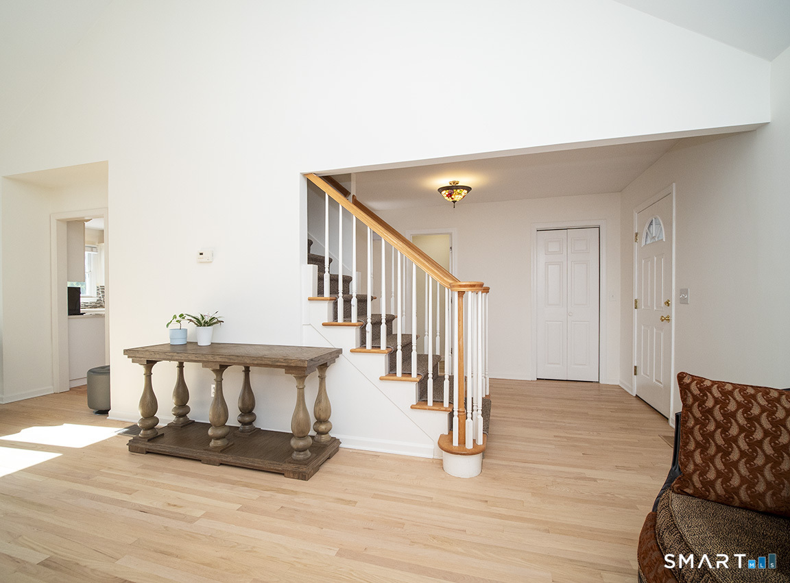 81 Old Stratfield Road Fairfield, CT 06825 - Photo 10 of 37