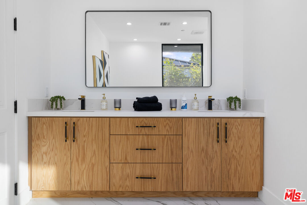 4535 Haskell Avenue Encino, CA 91436 - Photo 37 of 73