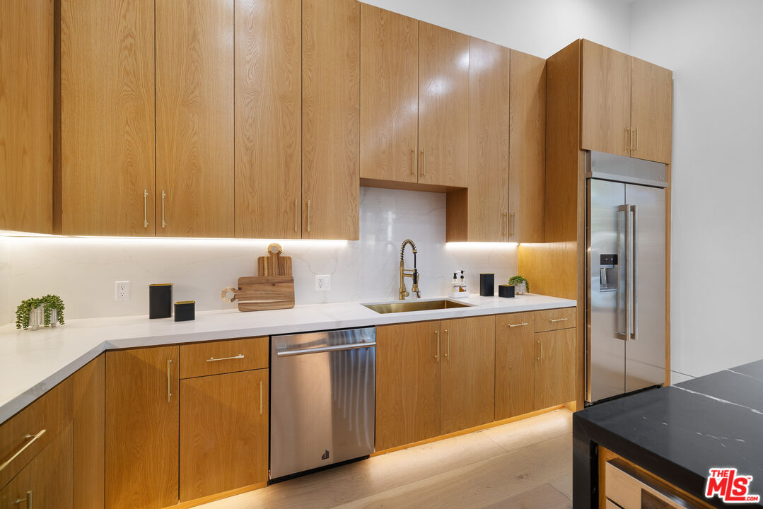 4535 Haskell Avenue Encino, CA 91436 - Photo 9 of 73