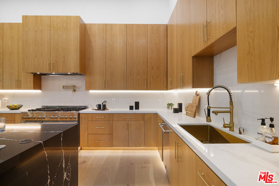 4535 Haskell Avenue Encino, CA 91436 - Photo 10 of 73