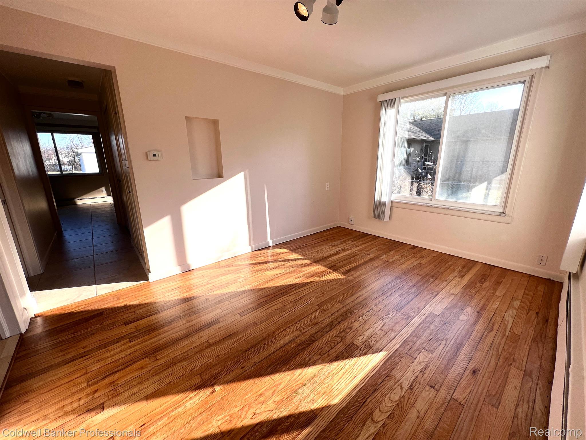 1716 Milverton Road Troy, MI 48083 - Photo 3 of 18 Living Room