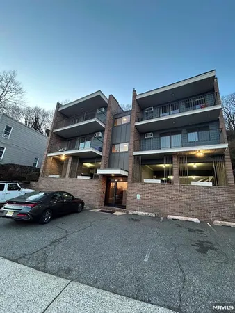 $2,250 | 148 Undercliff Avenue, Edgewater, NJ 07020