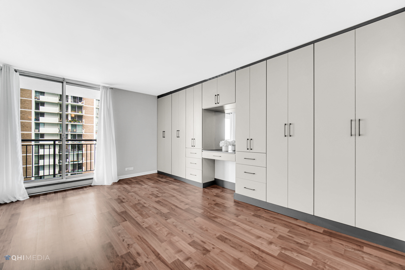 6007 North Sheridan Road, Unit 30D Chicago, IL 60660 - Photo 11 of 25 a view of an empty room with a kitchen and wooden floor