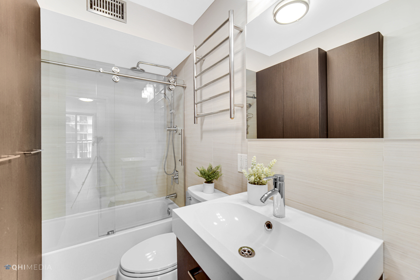 6007 North Sheridan Road, Unit 30D Chicago, IL 60660 - Photo 13 of 25 a bathroom with a sink toilet and shower