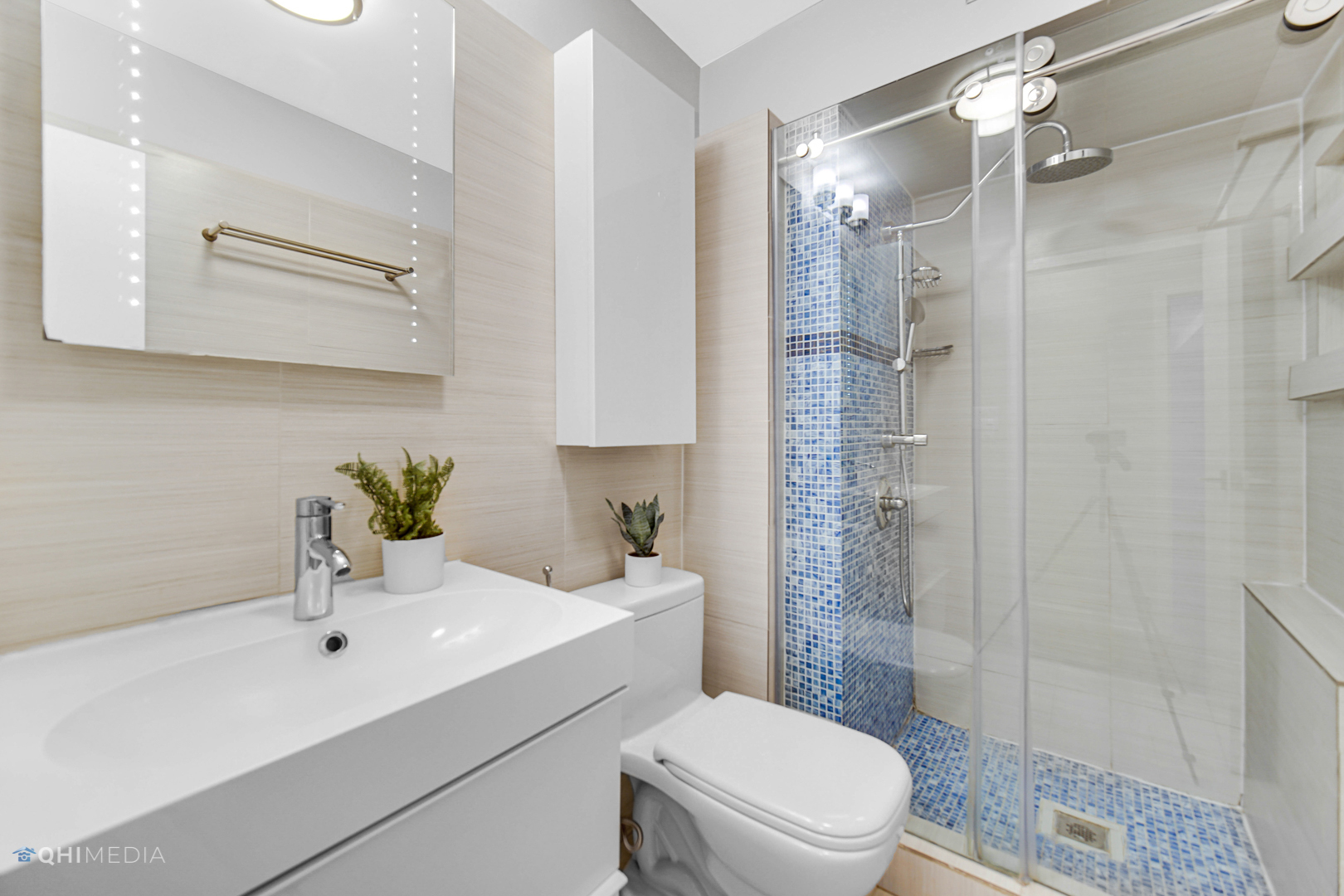 6007 North Sheridan Road, Unit 30D Chicago, IL 60660 - Photo 16 of 25 a bathroom with a sink toilet and shower