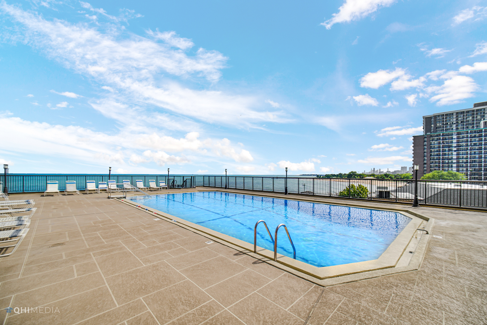 6007 North Sheridan Road, Unit 30D Chicago, IL 60660 - Photo 18 of 25 a view of a terrace with city view
