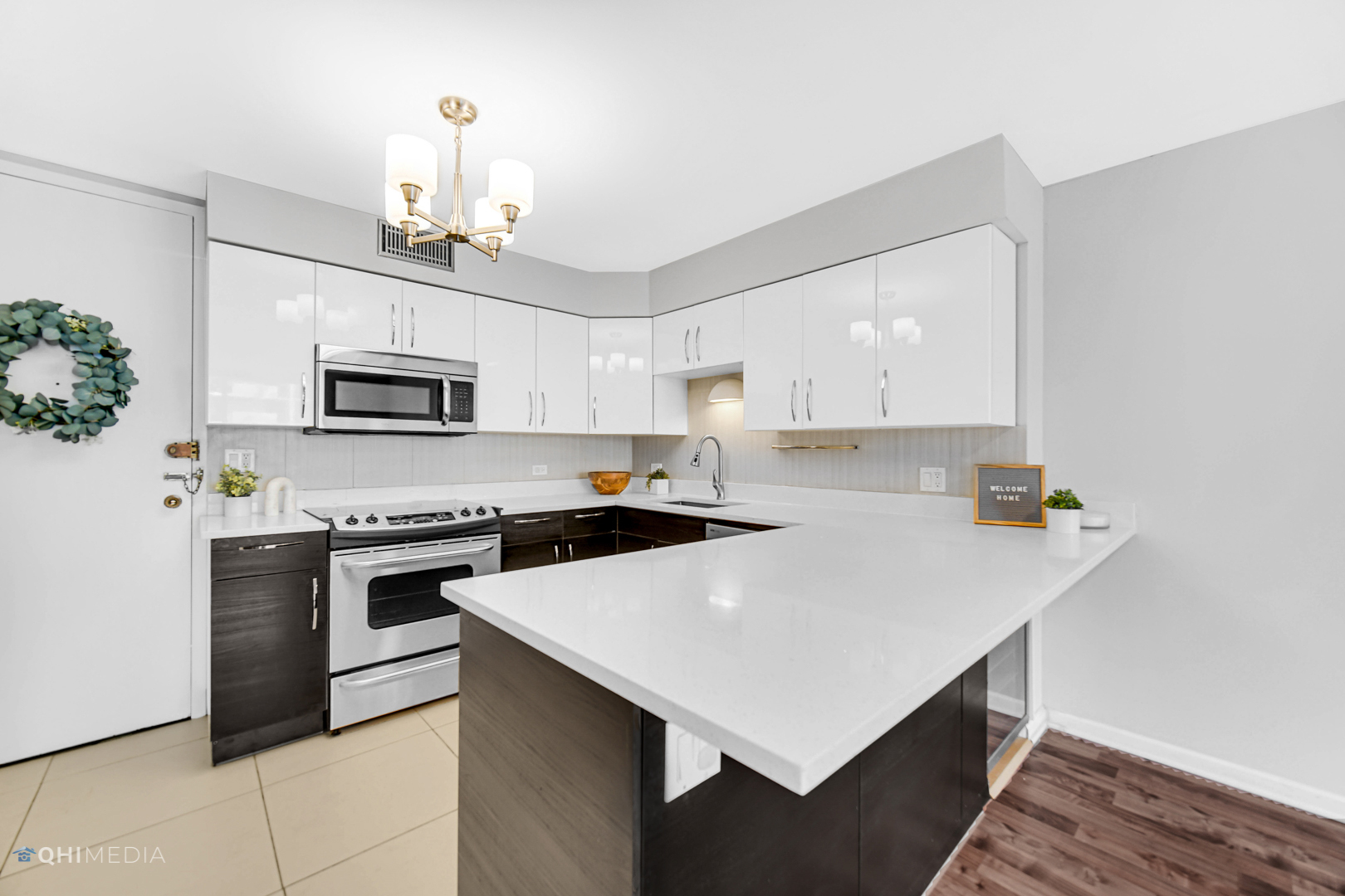6007 North Sheridan Road, Unit 30D Chicago, IL 60660 - Photo 2 of 25 a kitchen with a stove a sink and a refrigerator