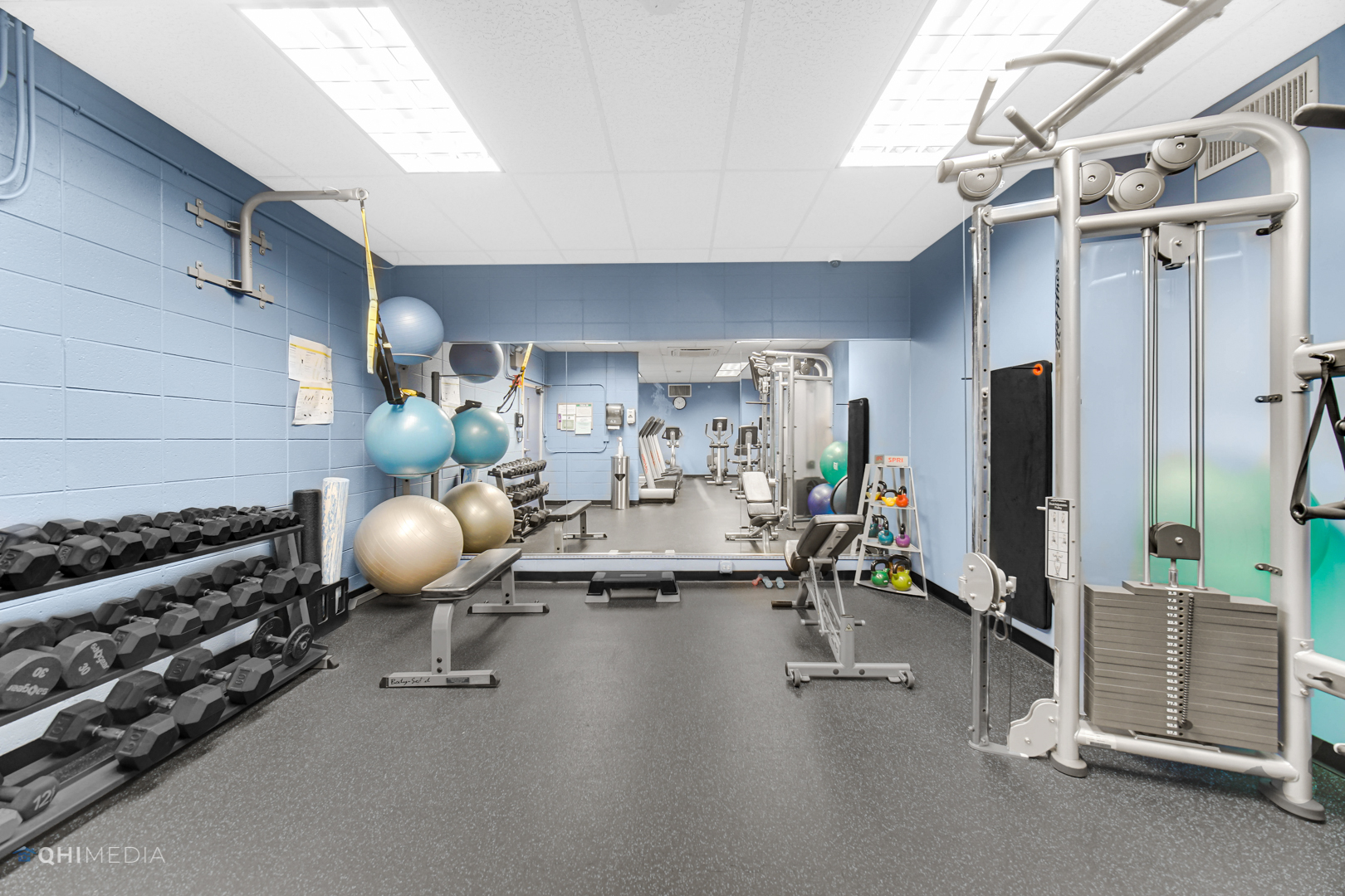 6007 North Sheridan Road, Unit 30D Chicago, IL 60660 - Photo 21 of 25 a room with gym equipment