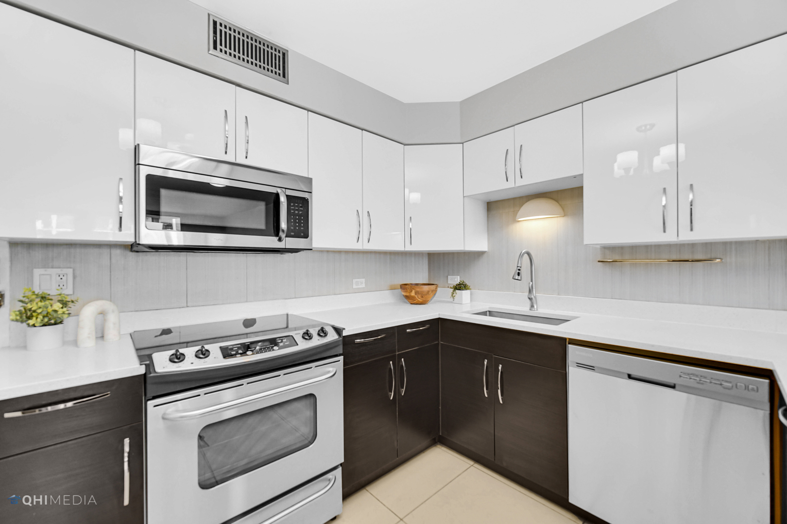 6007 North Sheridan Road, Unit 30D Chicago, IL 60660 - Photo 4 of 25 a kitchen with cabinets appliances a sink and a counter top