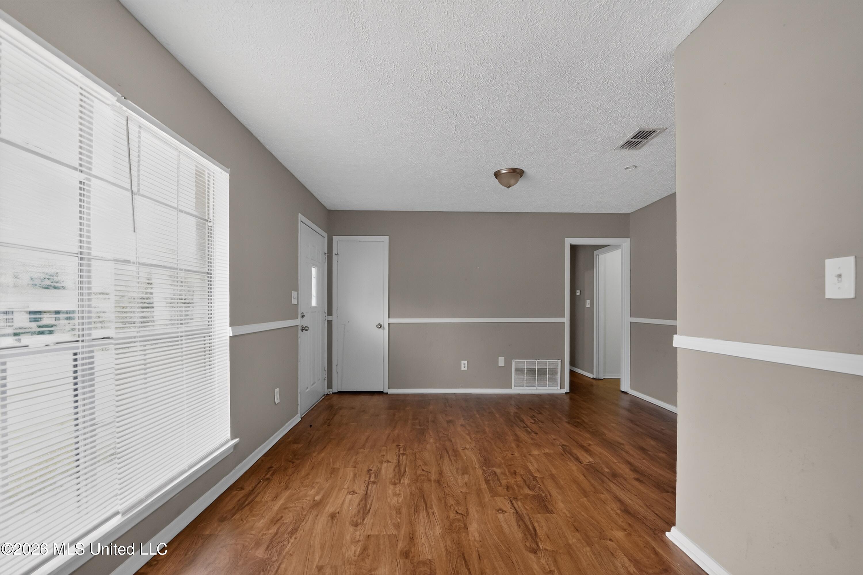 6558 Van Buren Road Jackson, MS 39213 - Photo 6 of 39 09_6558_Van_Buren_Rd-Living_room-9091