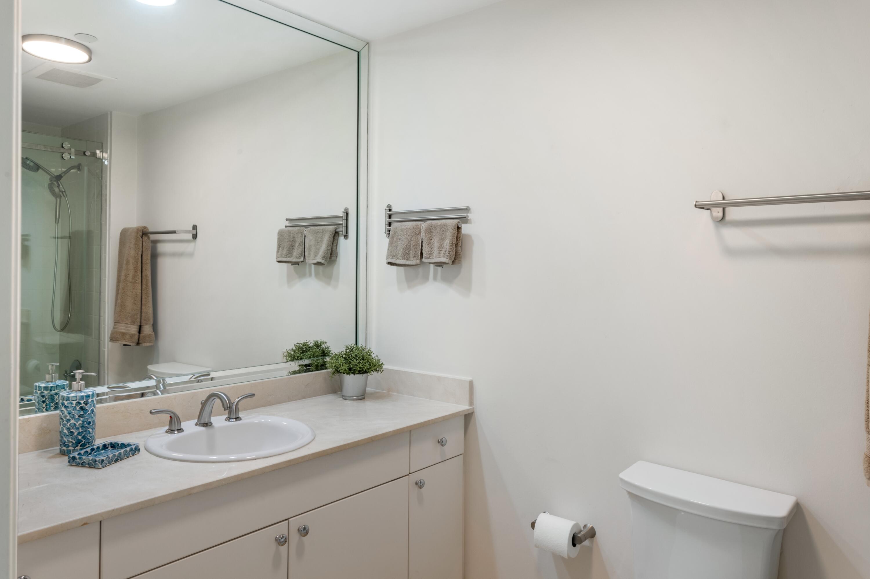 550 Southeast Mizner Boulevard, Unit B402 Boca Raton, FL 33432 - Photo 11 of 21 mls_BATHROOM_1