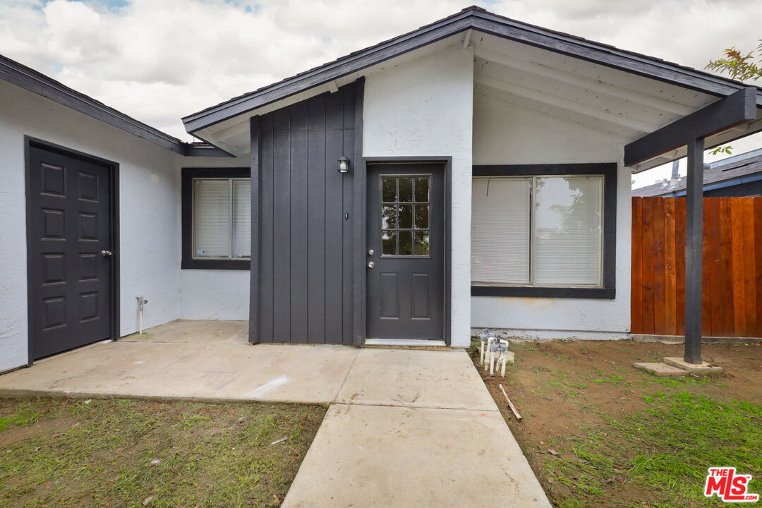 1040 Iris Street Wasco, CA 93280 - Photo 4 of 27