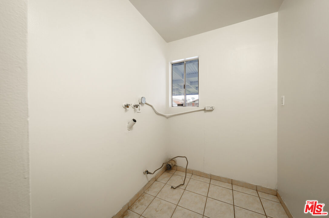 1040 Iris Street Wasco, CA 93280 - Photo 8 of 27