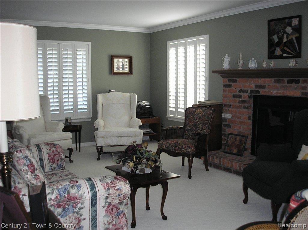 1898 Allenway Court, Unit 114 Rochester, MI 48309 - Photo 2 of 10 Spac. LR w/ custom blinds