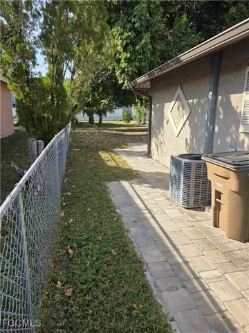 a view of a back yard