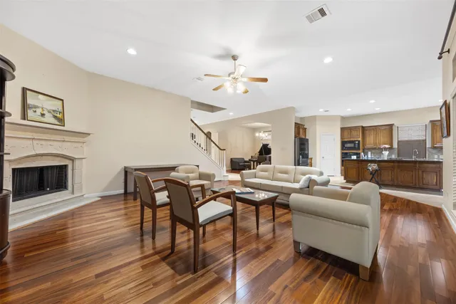 $699,000 | 911 Vaulted Oak Street, Houston, TX 77008