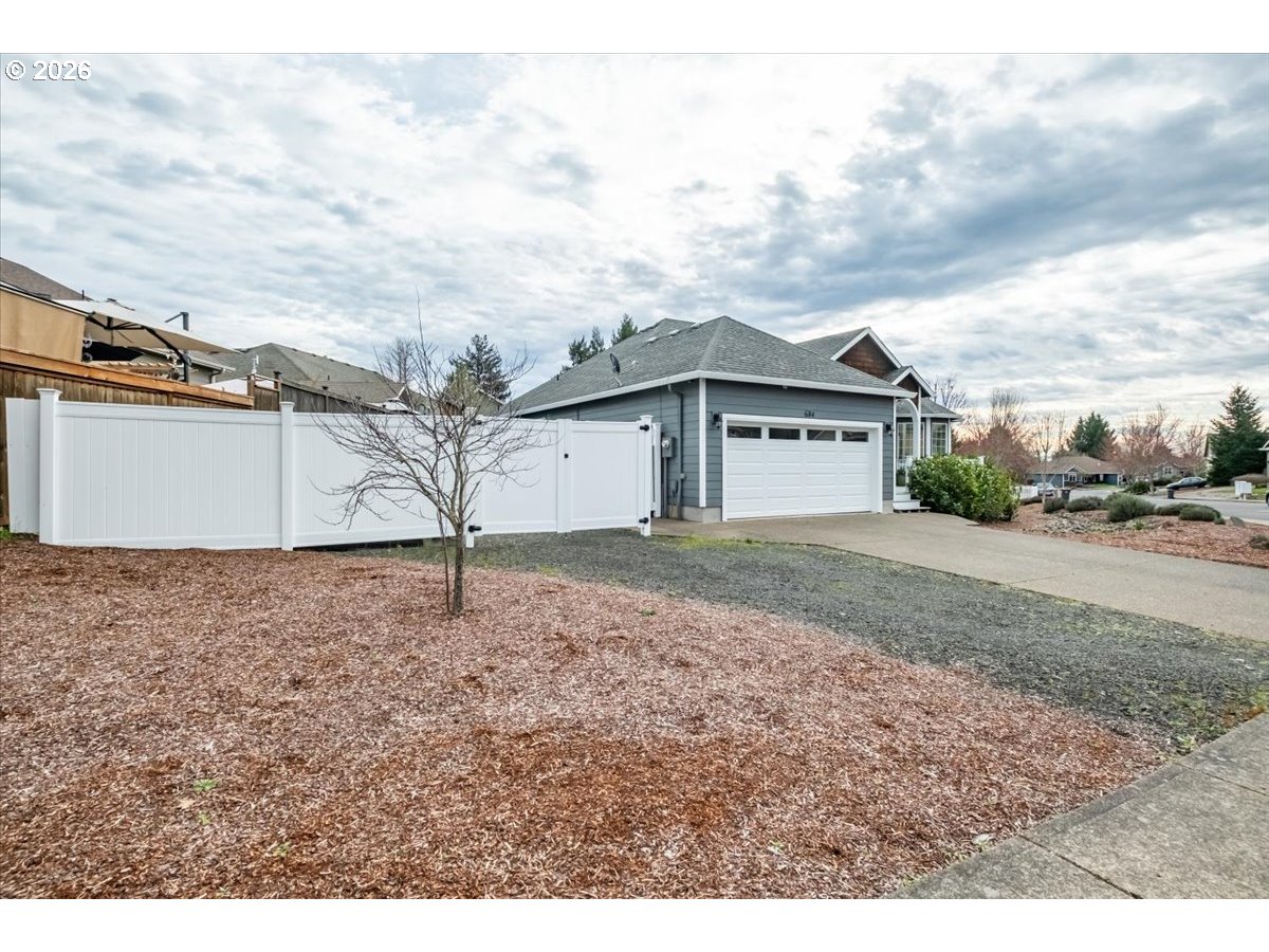 684 Northwest Jasper Street Dallas, OR 97338 - Photo 2 of 38