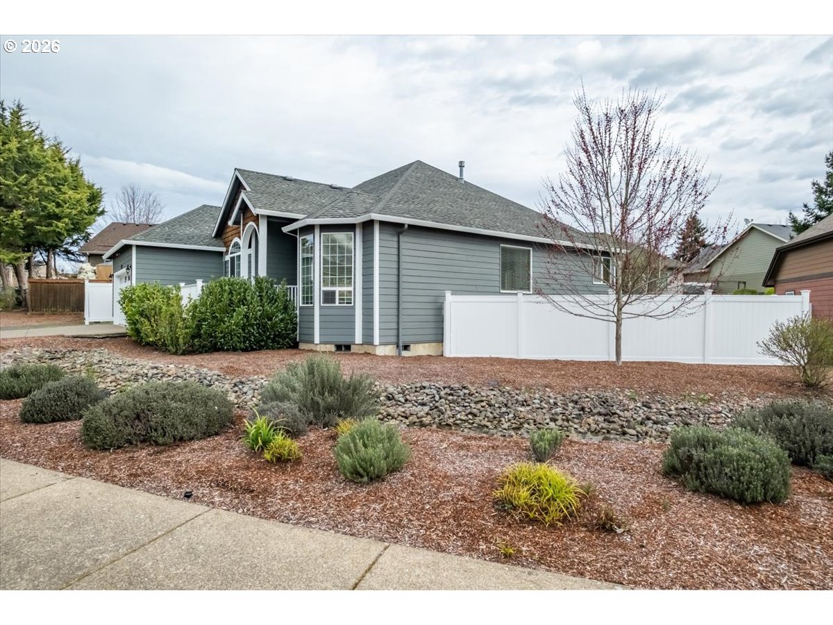 684 Northwest Jasper Street Dallas, OR 97338 - Photo 5 of 38