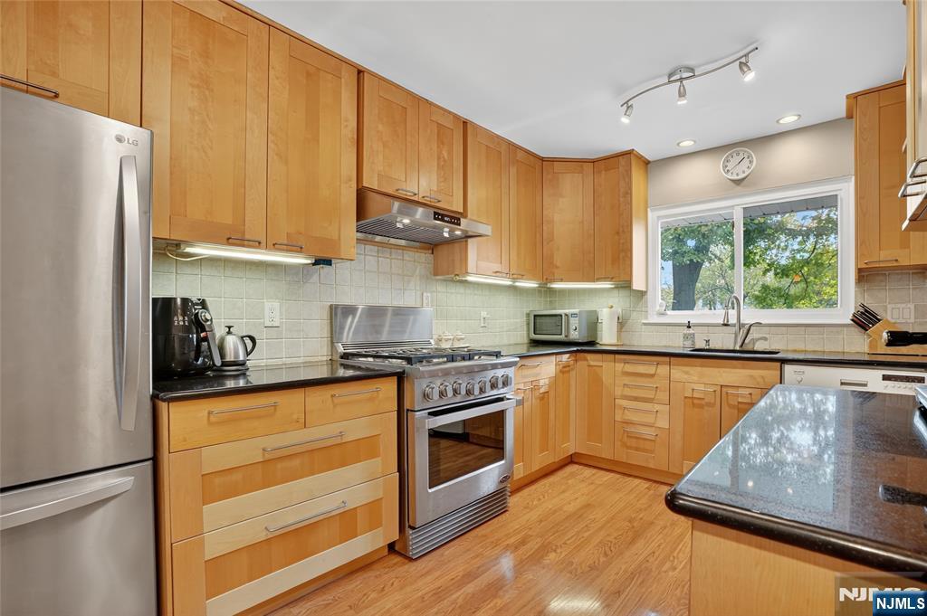 16 Greentree Terrace Tenafly, NJ 07670 - Photo 9 of 24