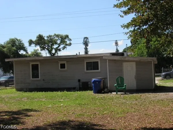 a view of a backyard