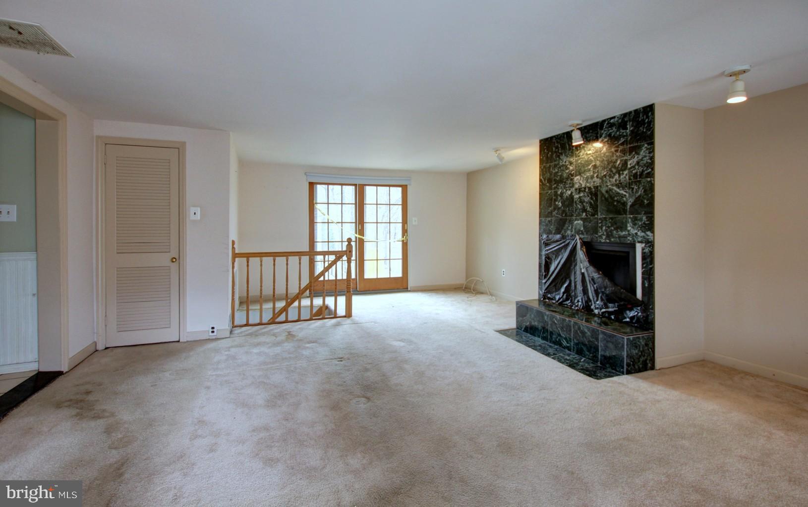 197 Magothy Beach Road Pasadena, MD 21122 - Photo 2 of 25 Living room