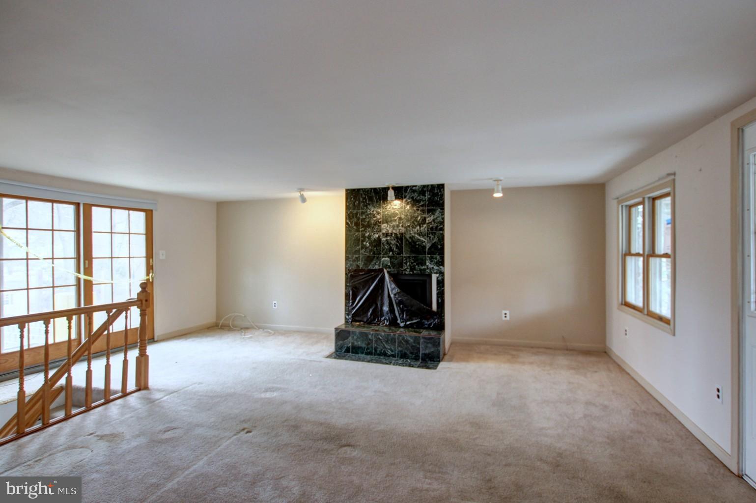197 Magothy Beach Road Pasadena, MD 21122 - Photo 3 of 25 Living room