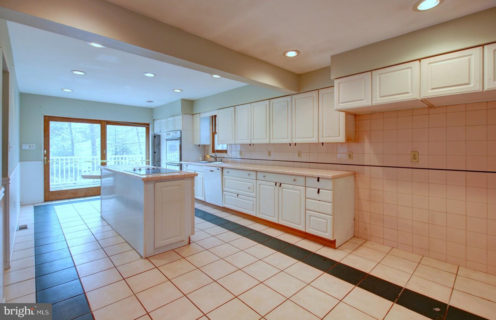 197 Magothy Beach Road Pasadena, MD 21122 - Photo 7 of 25 Kitchen