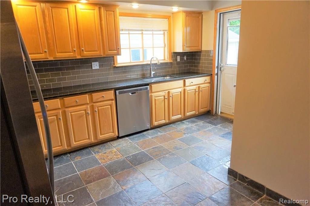 21045 Gill Road Farmington Hills, MI 48335 - Photo 3 of 19