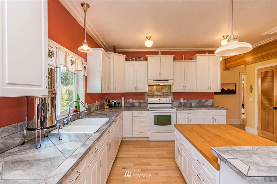 211 Erving Jacobs Road Port Angeles, WA 98362 - Photo 14 of 40