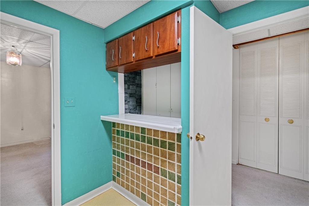 5 Bayard Road, Unit 714 Pittsburgh, PA 15213 - Photo 10 of 25 Eat in Bar with outside closed bifold allows for a change in functionality