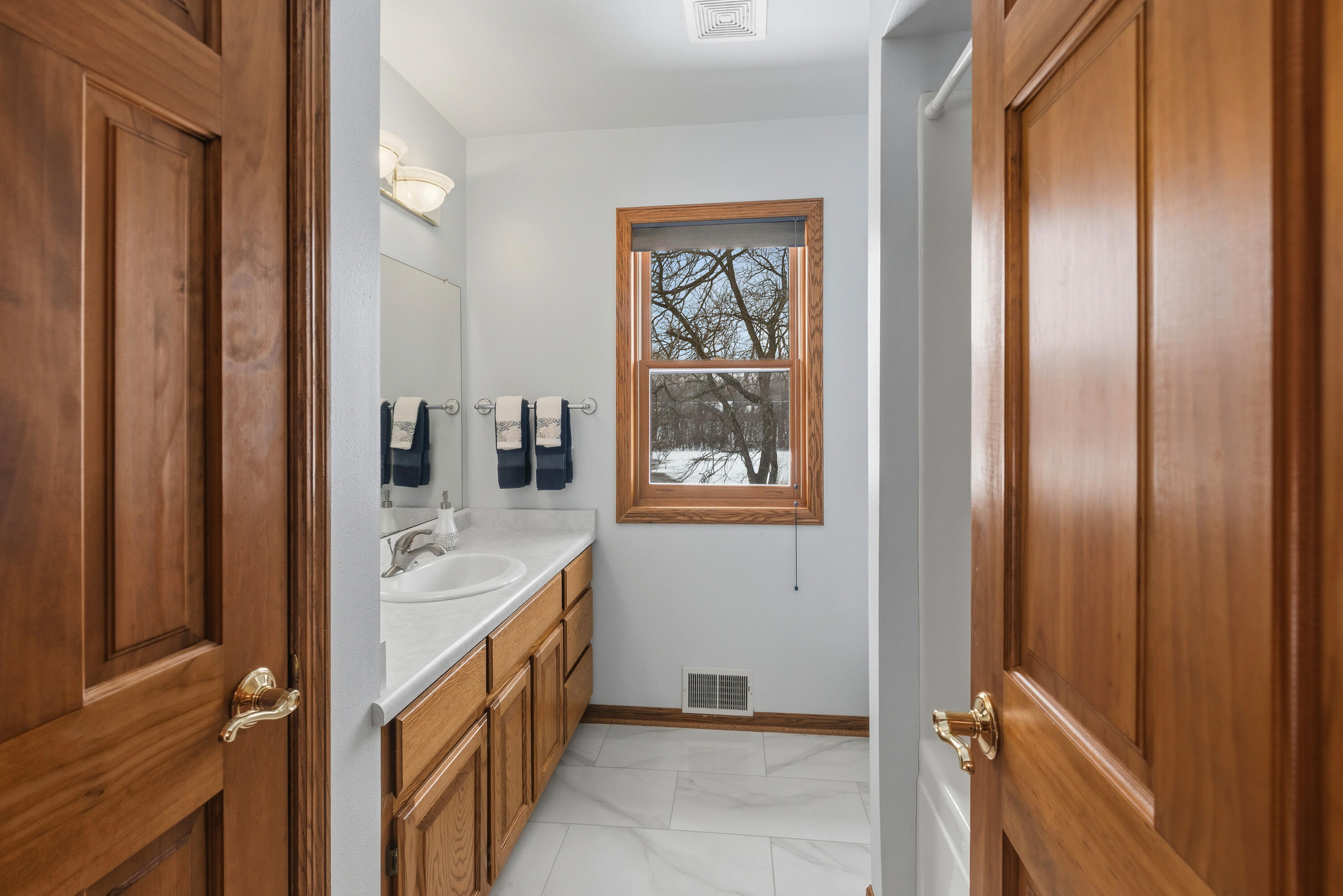 1414 West El Rancho Drive Mequon, WI 53092 - Photo 36 of 86 Full Bathroom