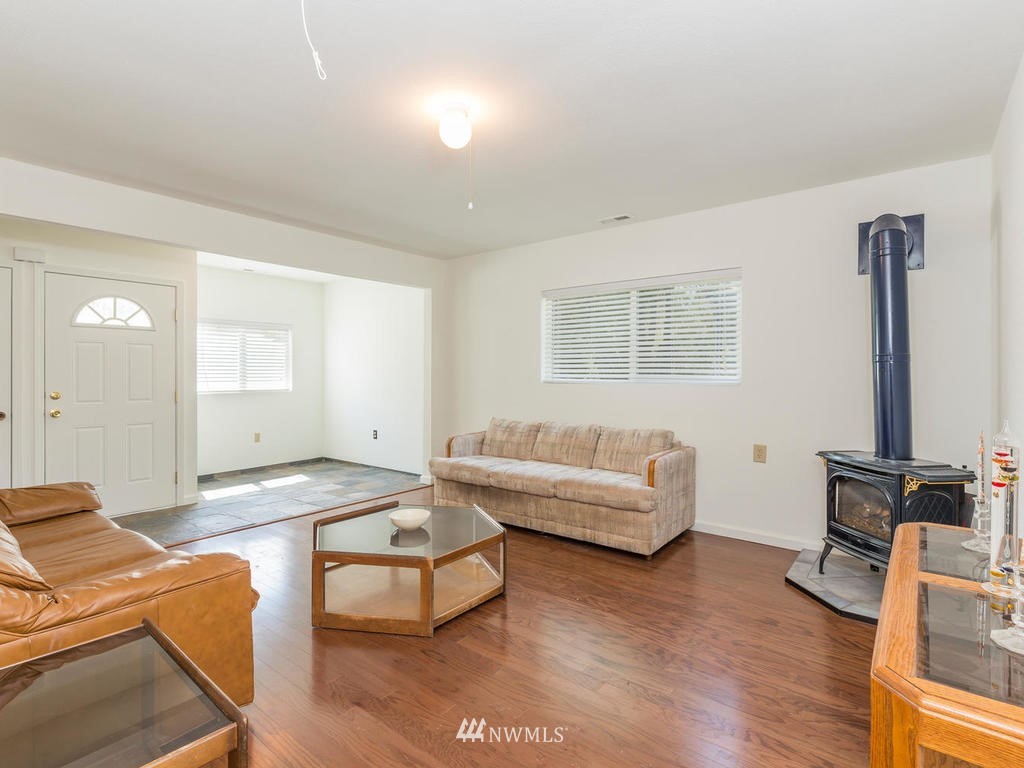 10404 Southwest Bank Road Vashon, WA 98070 - Photo 3 of 23 Gallery Image 3