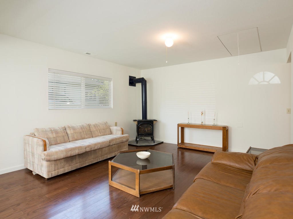 10404 Southwest Bank Road Vashon, WA 98070 - Photo 4 of 23 Gallery Image 4