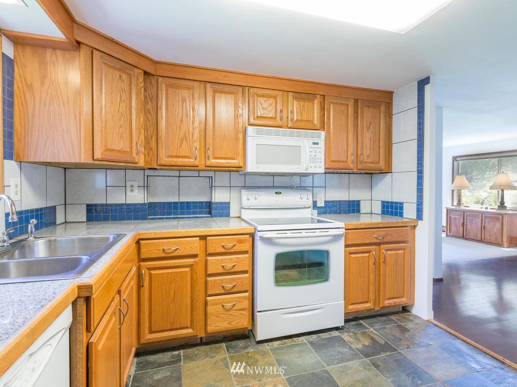 10404 Southwest Bank Road Vashon, WA 98070 - Photo 6 of 23 Gallery Image 6