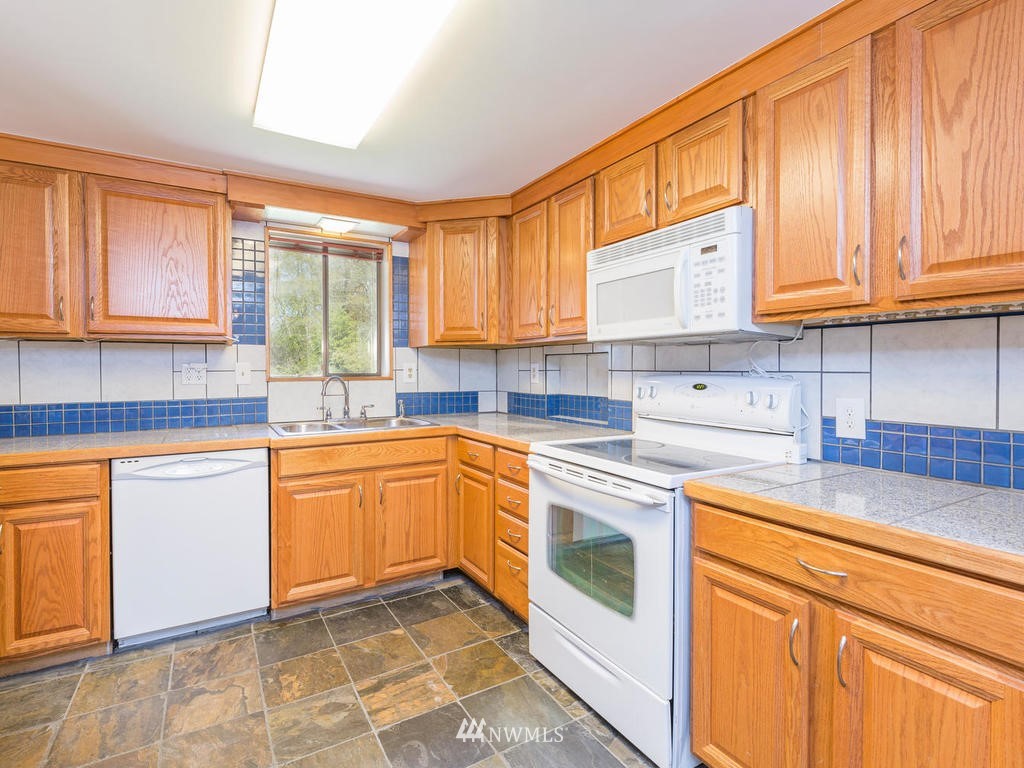 10404 Southwest Bank Road Vashon, WA 98070 - Photo 7 of 23 Gallery Image 7