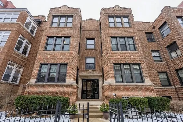 $3,500 | 718 West Bittersweet Place, Unit 2, Chicago, IL 60613