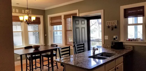 $3,500 | 718 West Bittersweet Place, Unit 2, Chicago, IL 60613