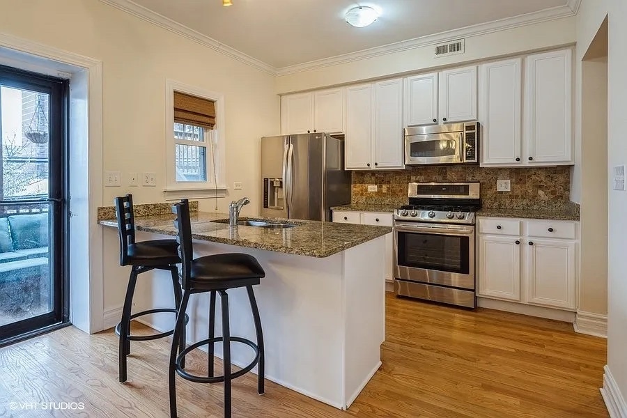 718 West Bittersweet Place, Unit 2 Chicago, IL 60613 - Photo 7 of 19
