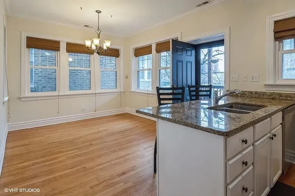 $3,500 | 718 West Bittersweet Place, Unit 2, Chicago, IL 60613