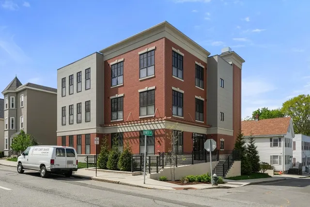 $1,299,000 | 8 Leverett Street, Unit 3, Brookline, MA 02445