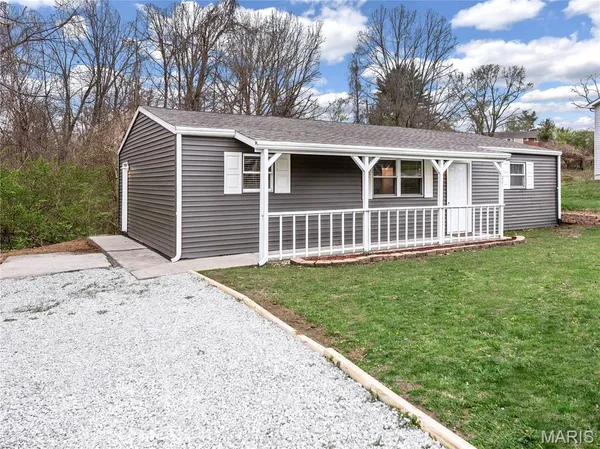 $134,900 | 201 Pine Ridge Drive, Godfrey, IL 62035