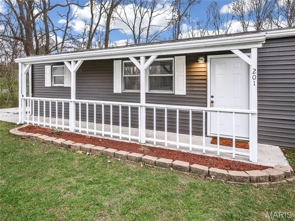 $134,900 | 201 Pine Ridge Drive, Godfrey, IL 62035