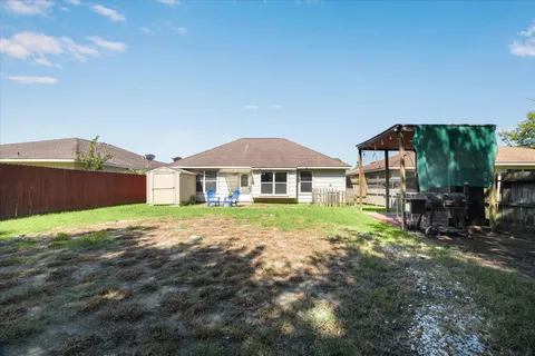 a view of a house with backyard and garden