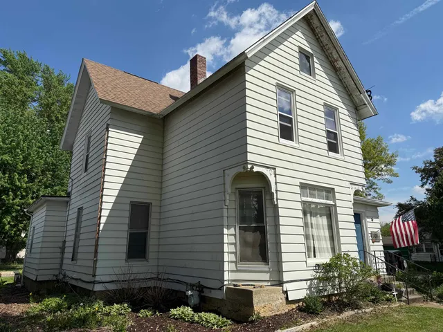 $128,900 | 300 North Holcomb Avenue, Milledgeville, IL 61051