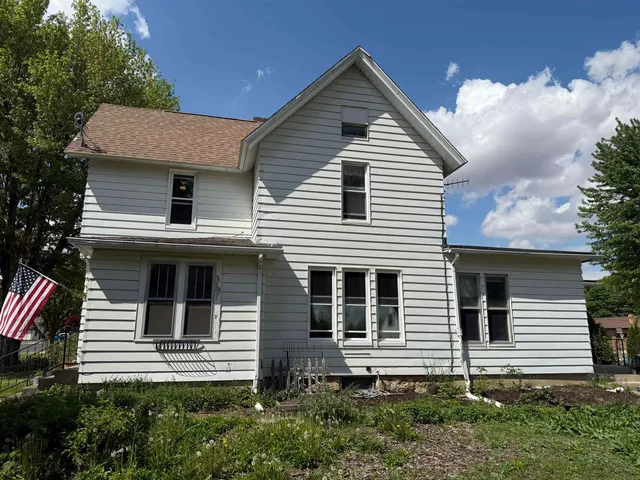 $128,900 | 300 North Holcomb Avenue, Milledgeville, IL 61051