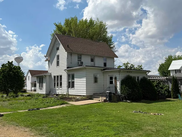 $128,900 | 300 North Holcomb Avenue, Milledgeville, IL 61051